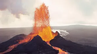 Лава выстреливает в воздух, Мауна-Лоа на Гавайях, крупнейший в мире действующий вулкан.