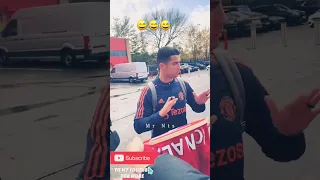 Cristiano Ronaldo hit the 'calma' whilst signing autographs😅