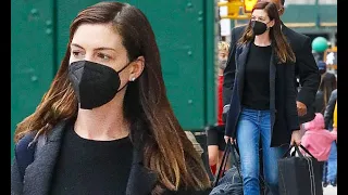 Anne Hathaway proves she is not a diva as she carries her own luggage