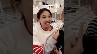 fake maknae nayeon attacks real maknae tzuyu after comparing teeth😂😂