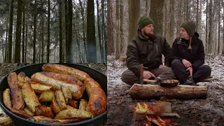 Готуємо ковбаски та картоплю по-селянськи в лісі.Cooking potatoes and sausages in the forest .