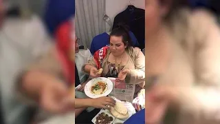 נטע ברזילי אוכלת חומוס בטיסה לאחר הזכייה באירוויזיון