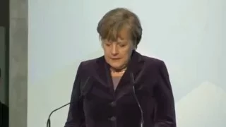 Halle: Psychopathin Merkel geht auf Bürger los