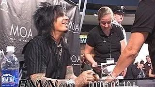 9/22/2007 Nikki Sixx The Heroin Diaries Book Tour Autograph Signing Video.