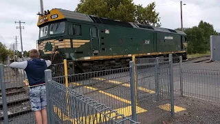 Maryborough - Pacific National locomotive G539 goes through the train crossing - 29 April 2017