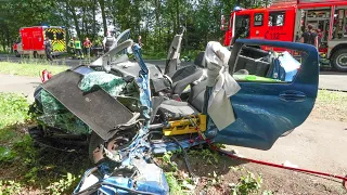 [SCHWERER FRONTALUNFALL IM GEGENVERKEHR!] - Frau eingeklemmt | 3 Schwerverletzte | Langenfeld -