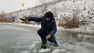 Поехали проверить одно место. Влетела щука на мормышку. Рыбалка на жерлицы.