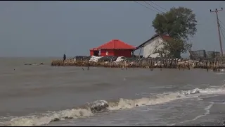 Деревня у моря медленно уходит под воду в Индонезии