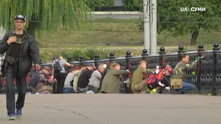 У Сумах перефарбували огорожу Харківського мосту у червоно-чорний кольори