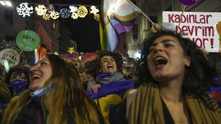 Zusammenstöße zwischen Sicherheitskräften und Frauenrechtlerinnen in Istanbul