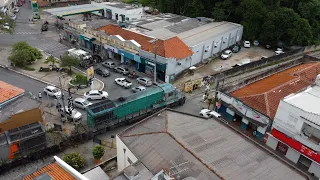 TREM PASSANDO NO MEIO DA CIDADE! TREM CARREGADO EM PERDÕES MG!! Vôo de Drone