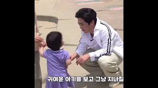 귀여운 아기 보고 그냥 못지나치는 김요한