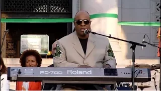 Stevie Wonder sing "Overjoyed" in LA 2013