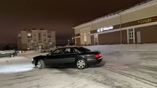 Audi S8 D2 Snow Donuts.