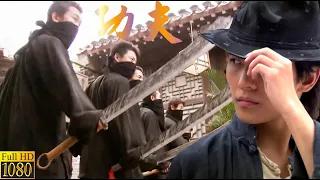 Kung Fu Movie! The gangsters ambush the young man, but his Shaolin kung fu proves unbeatable.