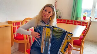 Claudia Hinker spielt TANZ MA AN BOARISCHEN auf ihrer Steirischen Harmonika!