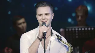 Студент московской группы Музыкальной академии Алексей Осичев исполняет песню “Christmas Song”