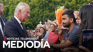 Las primeras imágenes del rey Carlos saludando al pueblo | Noticias Telemundo