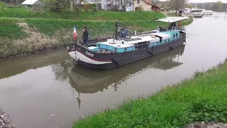 bateau de plaisance et une peniche sur le canal des houillères de la sarre