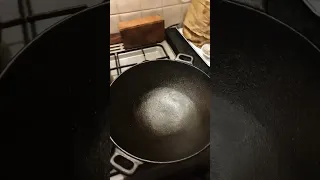 Готовим рис в чугунной сковородке. Расход газа 2 минуты