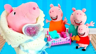 ¡Peppa Pig viaja en una máquina del tiempo! Vídeos para niños en español. Juguetes de peluche.