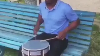 Африканец играет лезгинку на барабане.