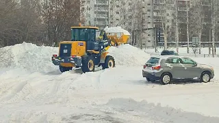 Чистим дворы в 3 погрузчика. How Does a Chinese Forklift Work?