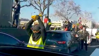 Video aus Streifenwagen: Polizistin bricht nach gewaltsamer Attacke in Tränen aus