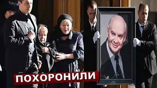 С трудом проводила мужа! Александра Пахмутова на похоронах Добронравова