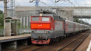 Поезда на платформе Алабушево Октябрьской железной дороги и в её окрестностях. Июль 2021 года.