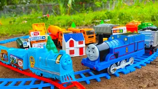 Unboxing Dan Merakit Mainan Kereta Api Holiday Train, Kereta Api Thomas  & Friends