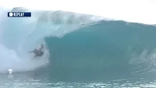 Kelly Slater Falls of Inside the Barrel and Gets Up Again - INCREDIBLE !!! (PIPELINE 2018)