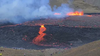 Lava runs behind the mountain. Spewing fissure shorter. Now less than 100 m. 05.08.22 Iceland