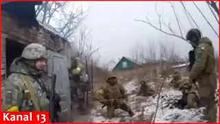 Ukrainian soldiers surround and raid houses where Russians were hiding in Bakhmut