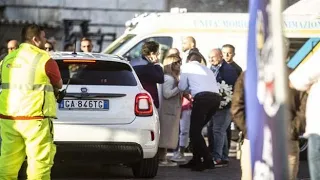 Piazza del Popolo, l'arrivo dei leader e il bacio tra Salvini e Meloni