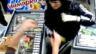 Женщина выгнала вооруженных разбойников из магазина / Woman chased armed robbers from store