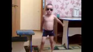 Мальчик танцует Gangnam Style