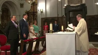 Novia se emociona en su boda al oir cantar la Salve Rociera