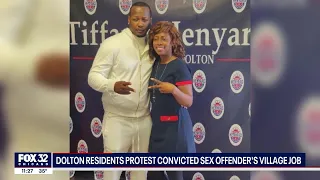 Dolton residents call on mayor to resign after hiring of child sex offender