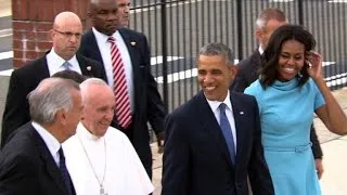 Obamas holen Papst am Rollfeld ab