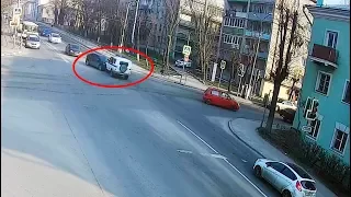 ДТП в Серпухове. Не уступил дорогу полицейскому автомобилю... (видео со звуком). 16 апреля 2018г.