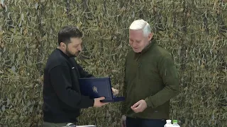 Зеленський передав міському голові Харкова почесну відзнаку «Місто-герой України»