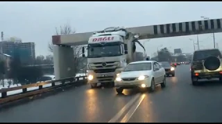 Фура снесла крышу  Рублёвское шоссе