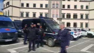 Top News/ Protesta e opozitës, policia blindon Bashkinë e Tiranës