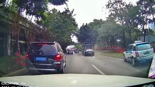 Tesla crashes a BYD taxi and continues to hit a truck after the accident