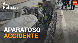 Vuelca una HORMIGONERA y CAE sobre un COCHE desde 3 METROS de ALTURA en RIVAS | RTVE Noticias