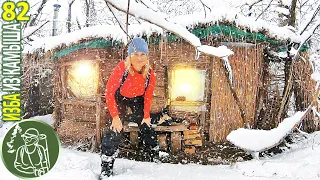 🔥 One 24 hours in a Hut in Ice ❄ Trees break from ice 🪓 Bushcraft in a Hut made of reeds 82