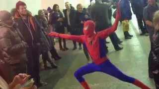 Человек-Паук в метро СПБ