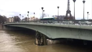 Intempéries: le Zouave du pont de l'Alma les cuisses dans l'eau