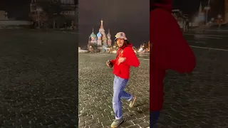 Абу бандит танцует на красной площади